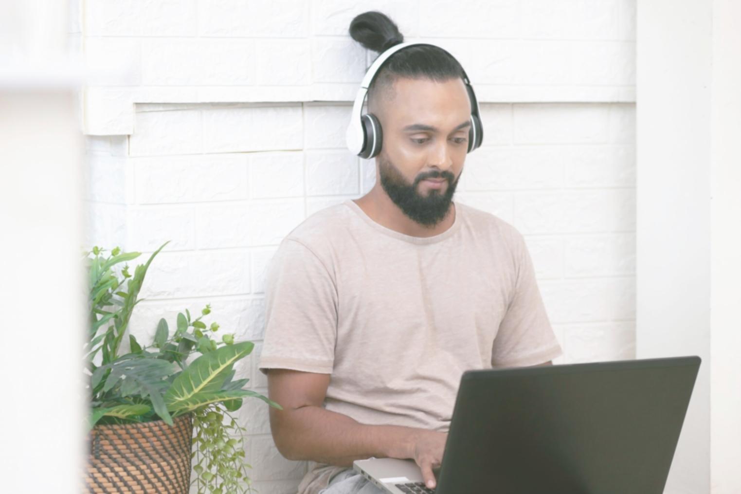 Teilnehmer arbeiten gemeinsam an Budgetplanungsaufgaben in unserem Schulungsraum