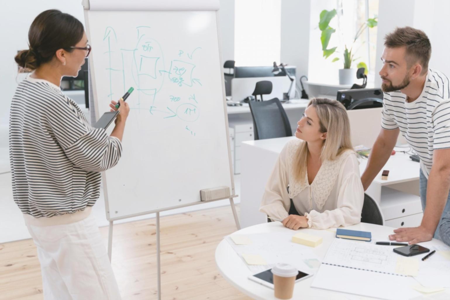 Intensive Workshopatmosphäre mit praktischen Finanzübungen